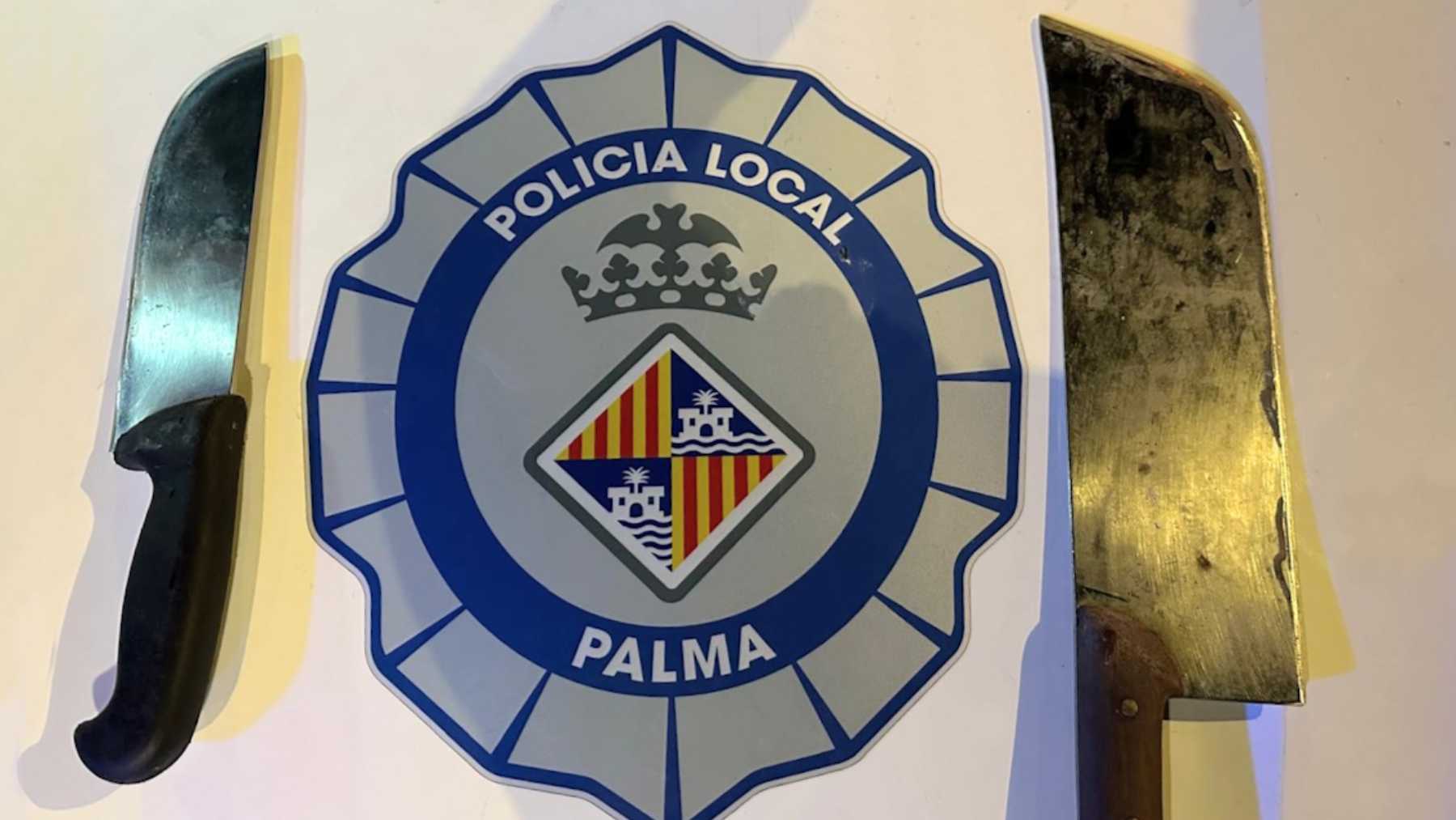 La Policía Local interviene dos cuchillos y marihuana a un conductor en Playa de Palma