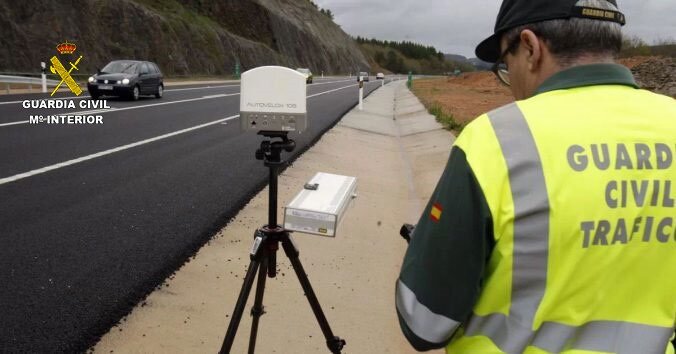 La Guardia Civil investiga a un conductor que circulaba a 204 km/h en la A - 49