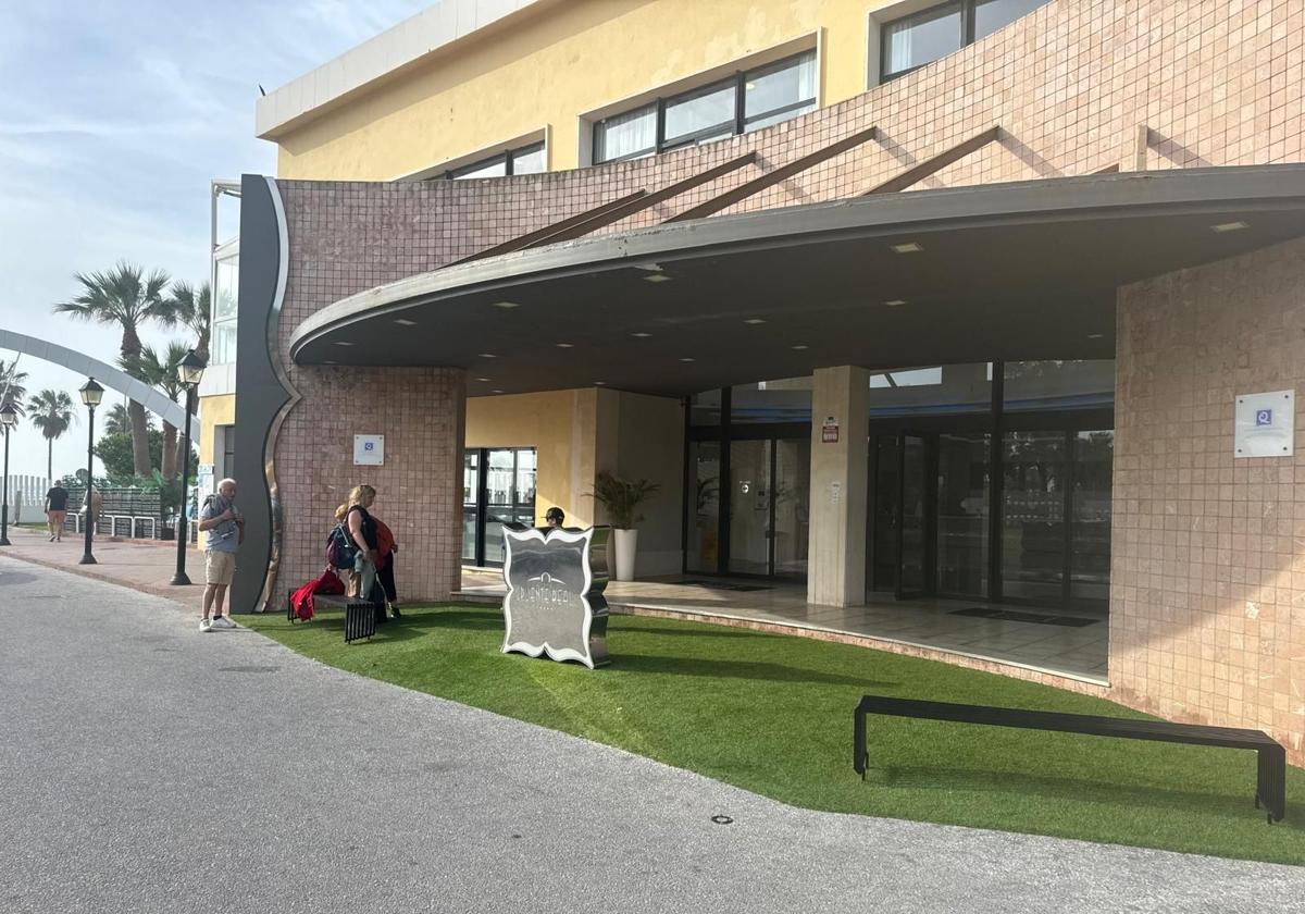 Joven da a luz en la entrada de un hotel en Torremolinos durante el apagón y es salvada por el recepcionista