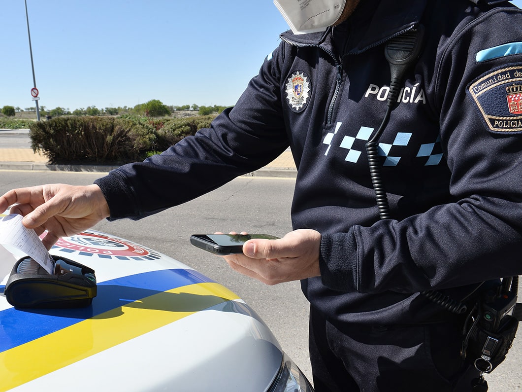 Paran una furgoneta en Valdemoro y comprueban que conducía el hijo sin carné con su padre de copiloto
