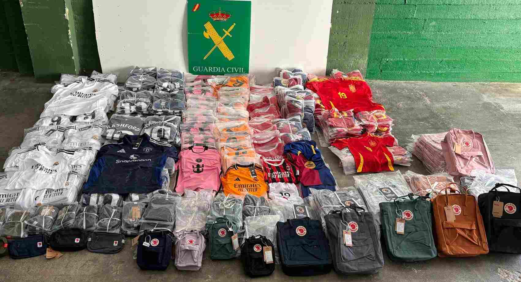La Guardia Civil incauta 589 equipaciones de fútbol y 98 bolsos falsificados a un conductor en Cala Rajada