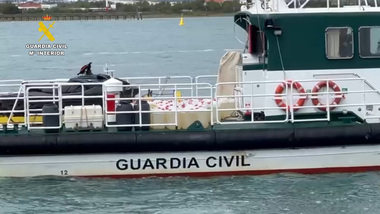 Embarcación de la Guardia Civil cargada de garrafas