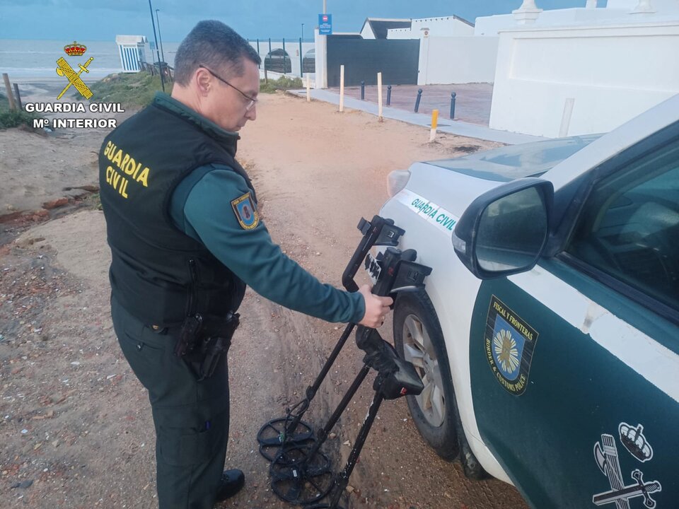 Usan detectores de metales en lugares prohibidos de interés arqueológico en Matalascañas