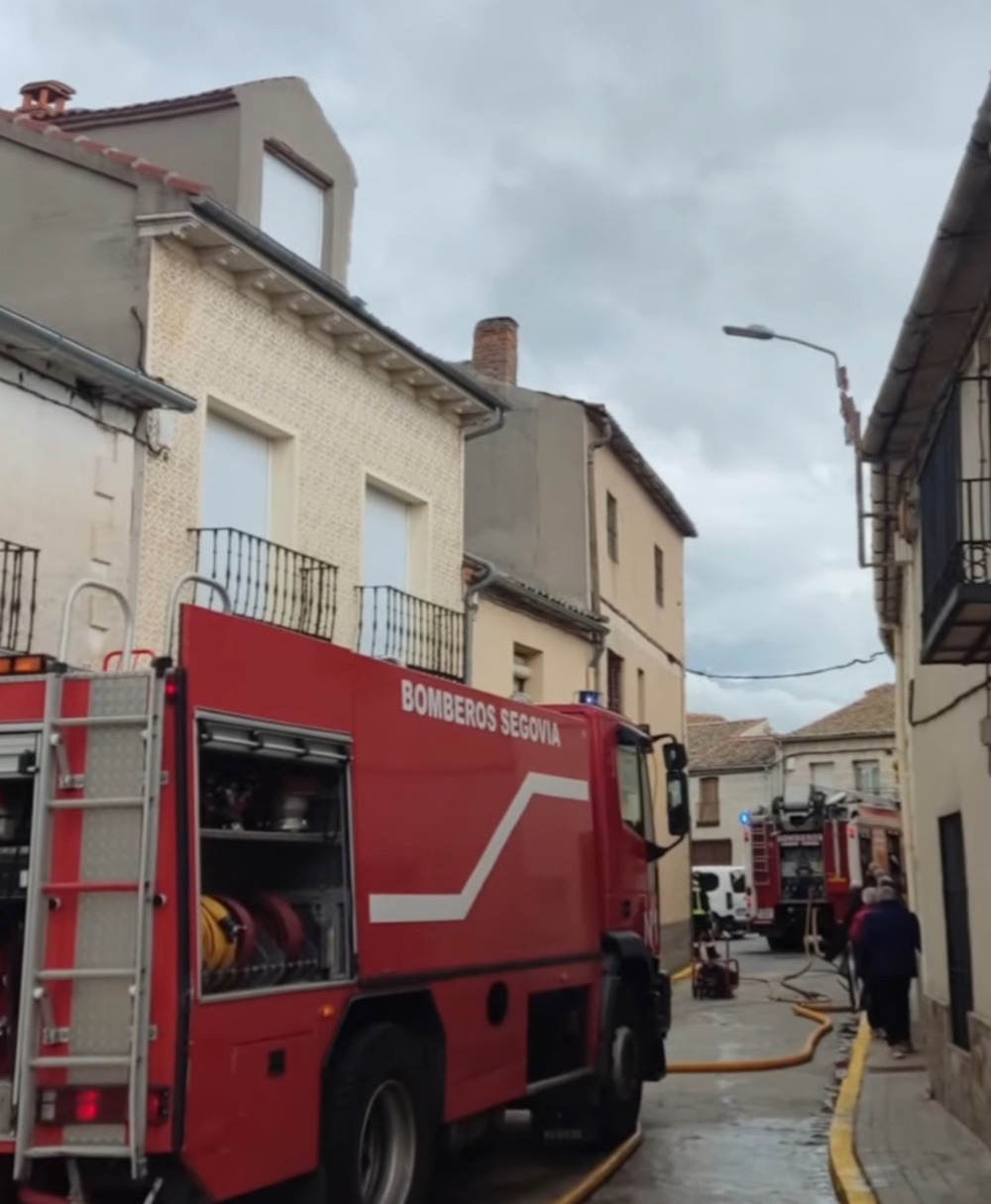 Los Bomberos apagan un incendio en una vivienda de Bernardos