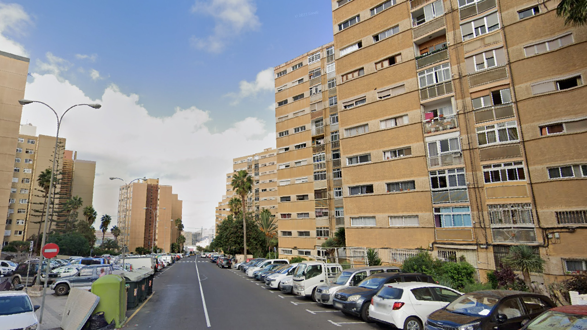 Un menor de 14 años, grave tras precipitarse de un edificio en La Feria