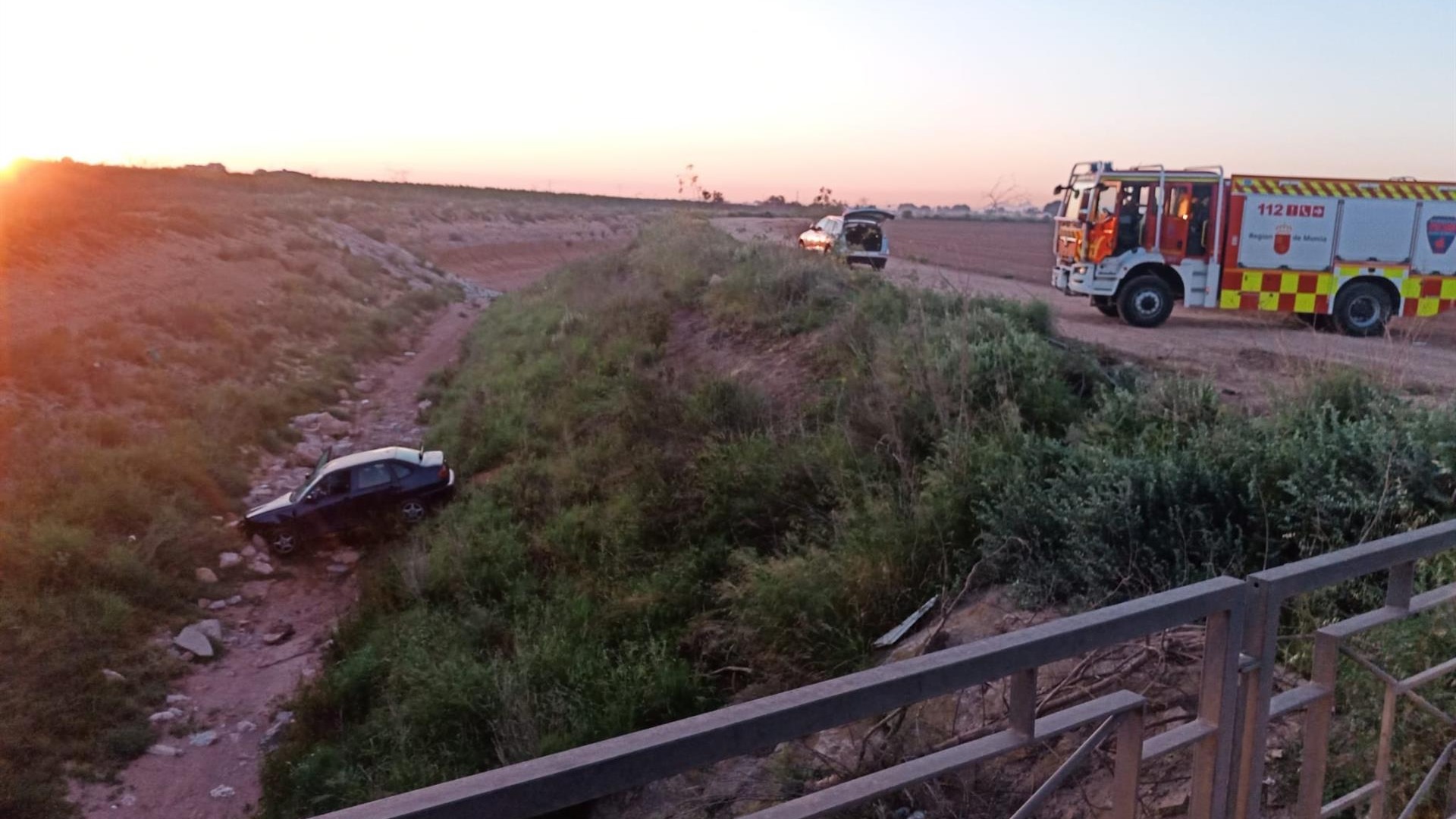 Mujer de 31 años rescatada y trasladada al hospital tras caer su coche a un canal del trasvase Tajo-Segura