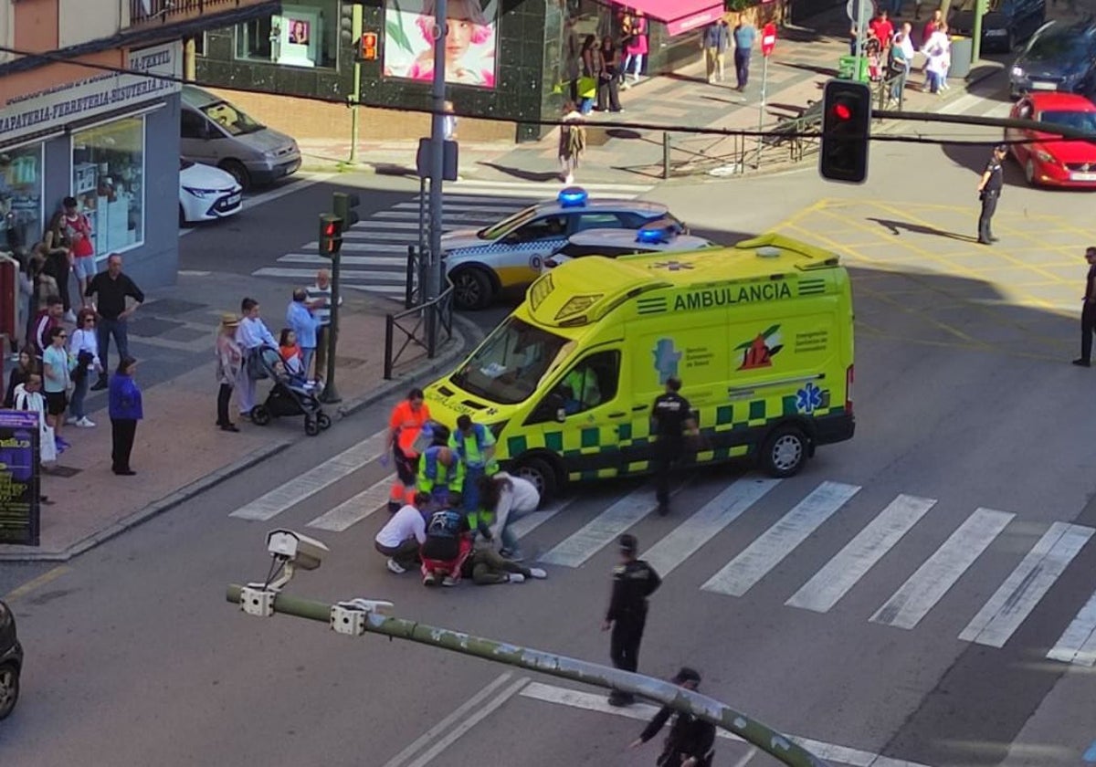 Trasladan al hospital a una mujer tras ser atropellada en la avenida Antonio Hurtado de Cáceres