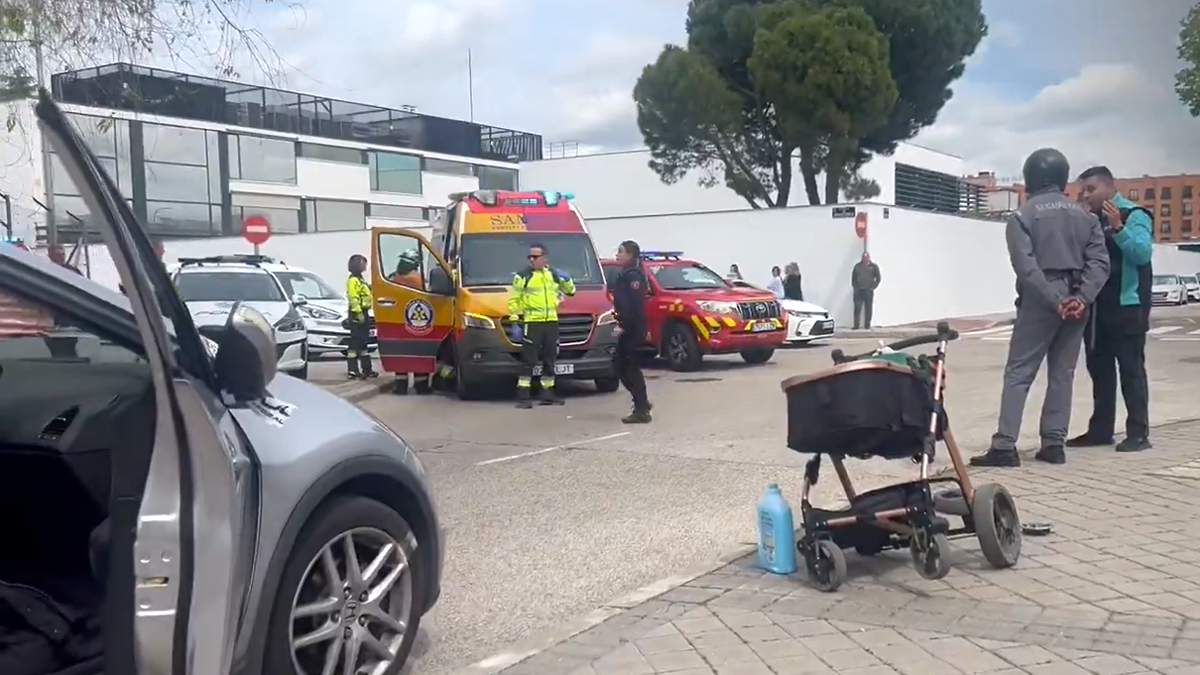 Un coche arrolla a una madre y su bebé tras chocar con otro turismo en un cruce
