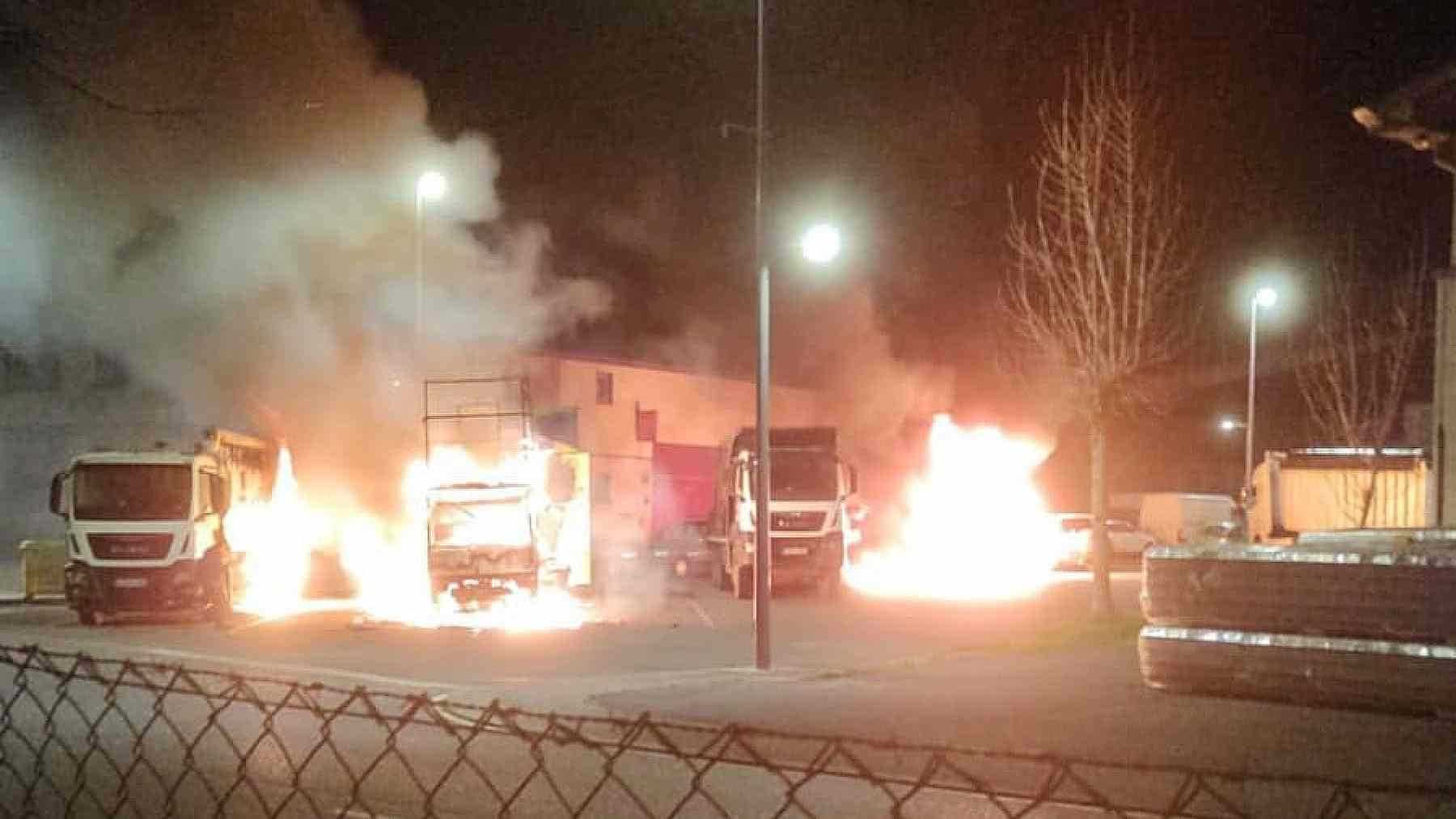 Calcinados varios vehículos en dos incendios simultáneos en un pueblo de Navarra: podrían ser intencionados