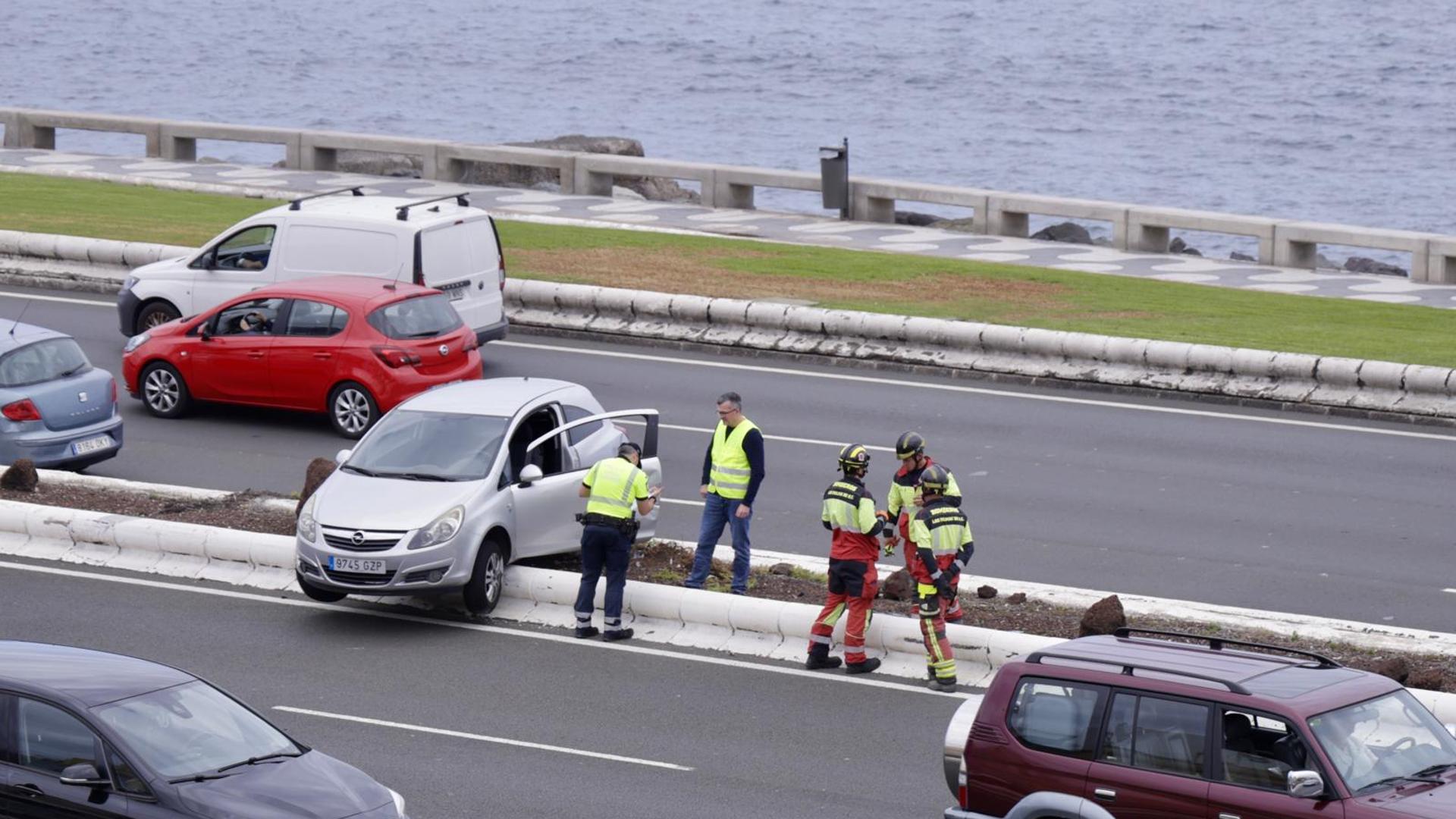 Un vehículo atravesado en la mediana colapsa la Avenida Marítima