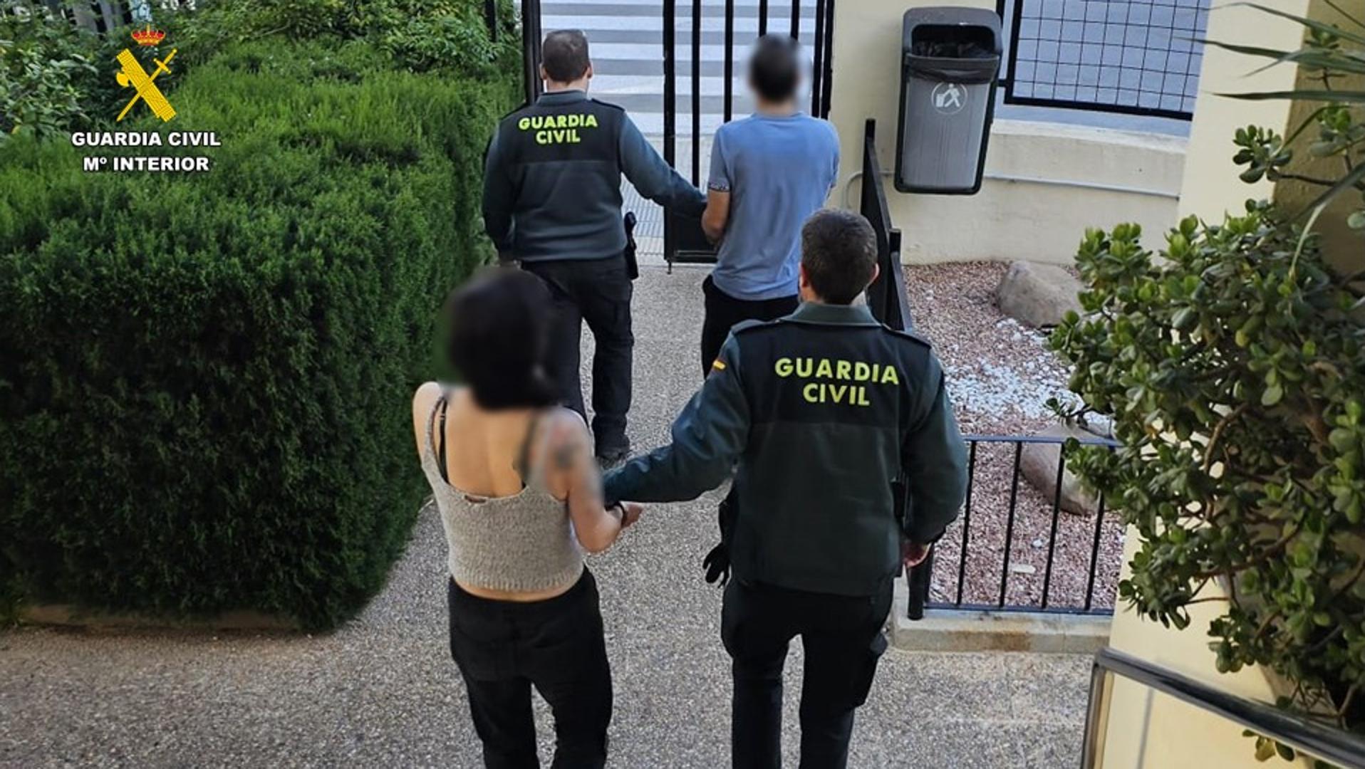 «Dámelo todo o te chuzo»: arrestada una pareja por asaltar a un joven de madrugada en pleno centro de Calp