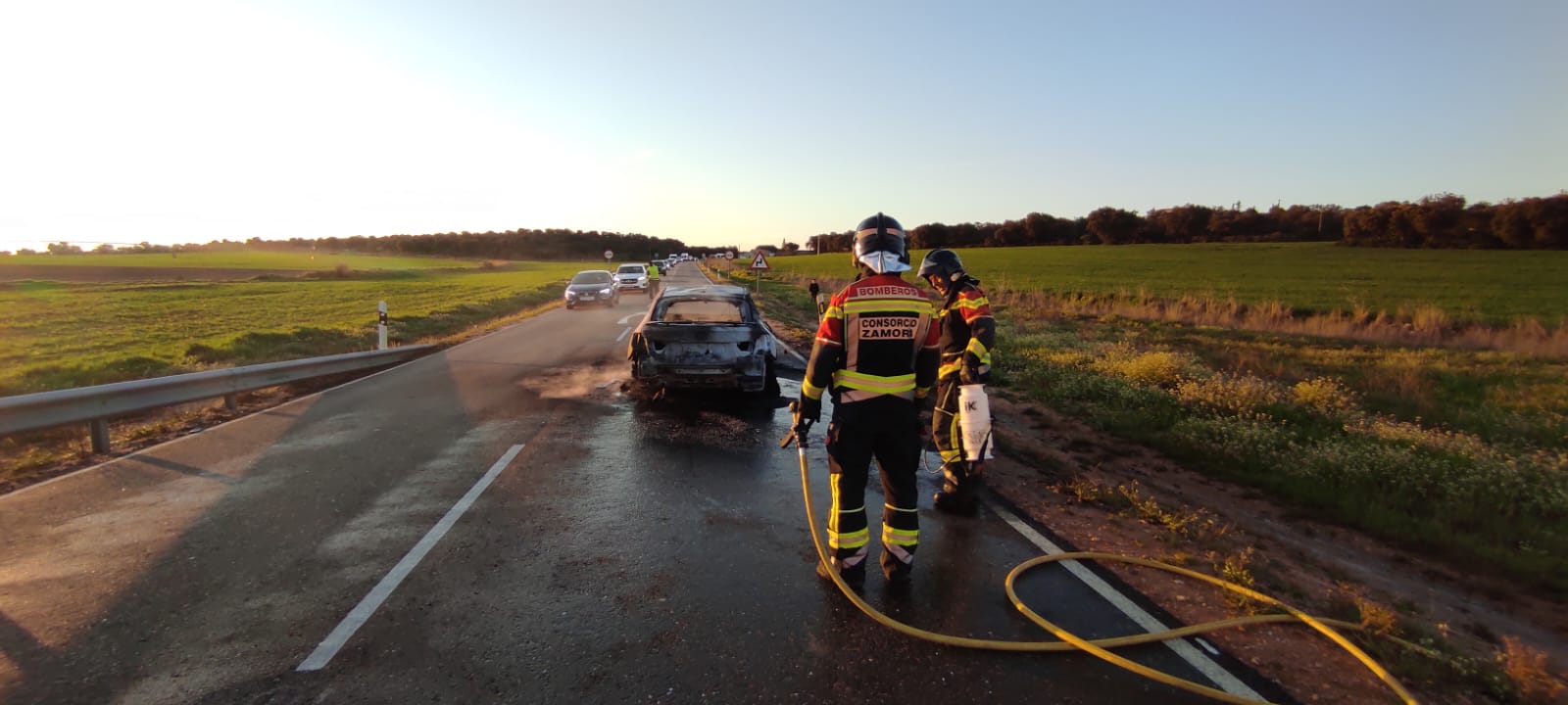 Parque de Bomberos de Zamora sofoca incendio de vehículo en carretera N-631 sin consecuencias para sus ocupantes