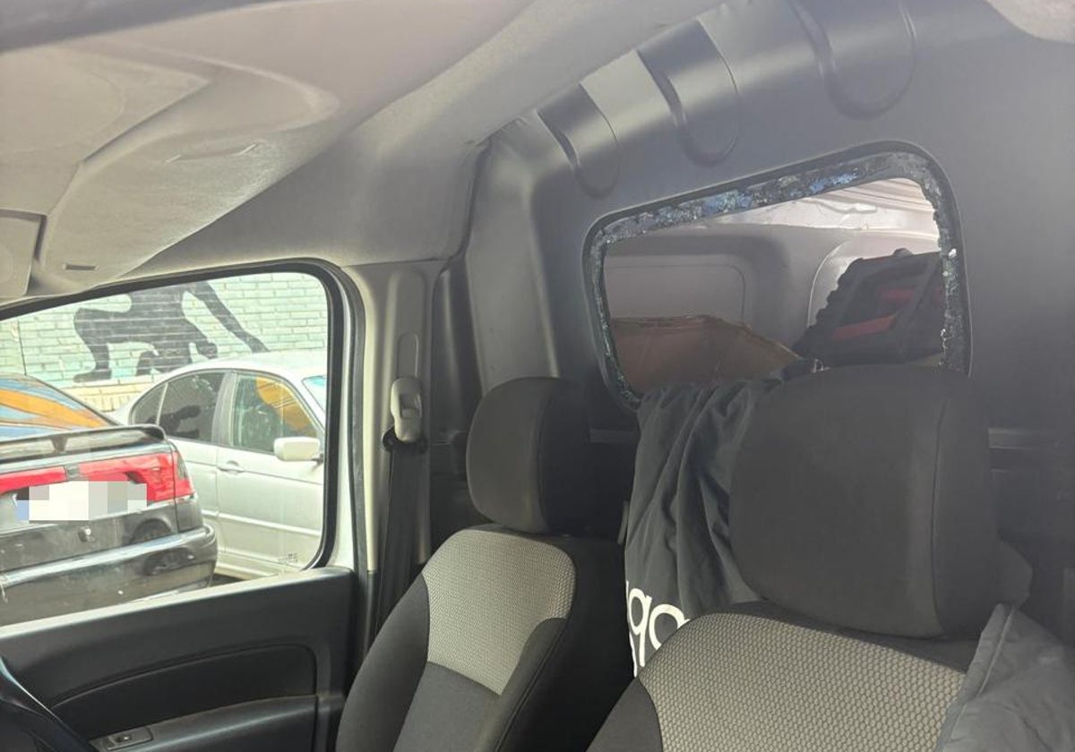 Un ladrón se queda atrapado en la ventana interior del furgón en el que robaba en Málaga