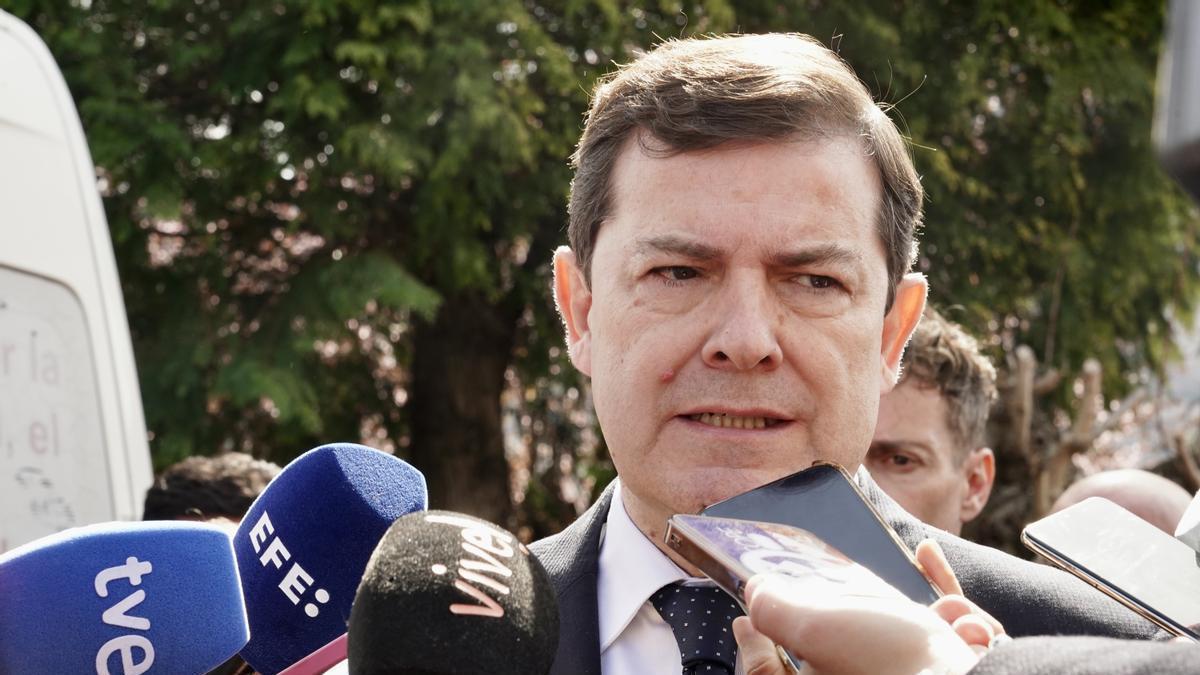 Alfonso Fernández Mañueco esta mañana en Villablino, donde se ha llevado a cabo el acto de recibimiento de los mineros fallecidos en Degaña.