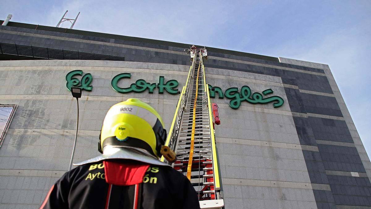 Simulacro de incendio en El Corte Inglés de León.