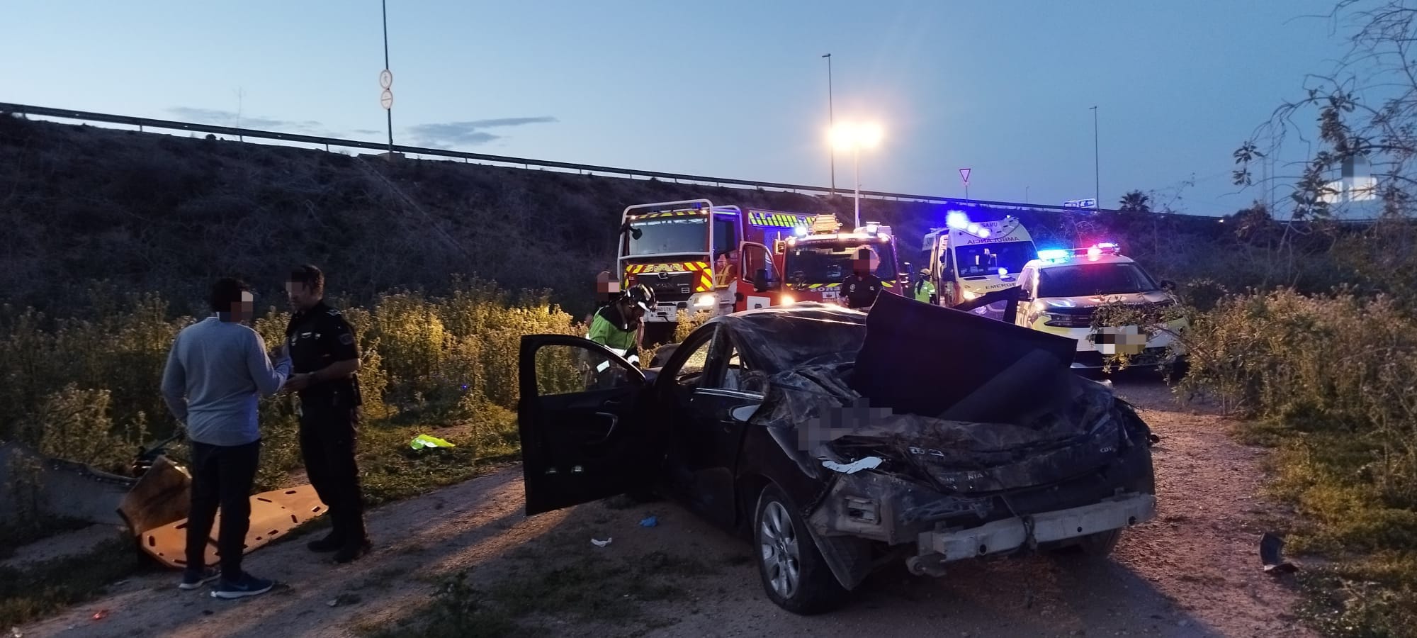La caída de un vehículo desde un puente en San Pedro del Pinatar se salda con dos heridos