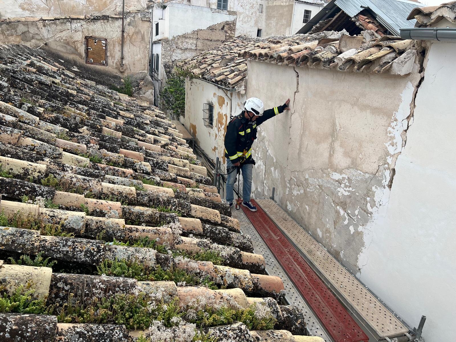 Intervención de emergencia en una vivienda en ruinas en la calle Soria de San Juan
