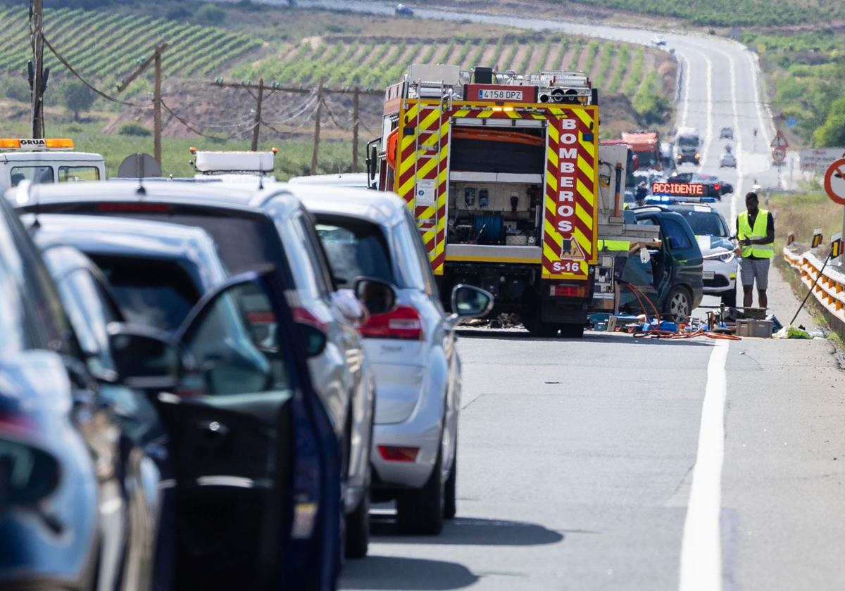 Un camión en llamas provoca el corte de la N-232 en Cuzcurrita
