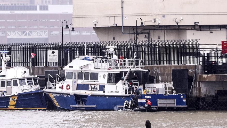 Diecisiete personas investigan la escena del accidente del helicóptero en Nueva York