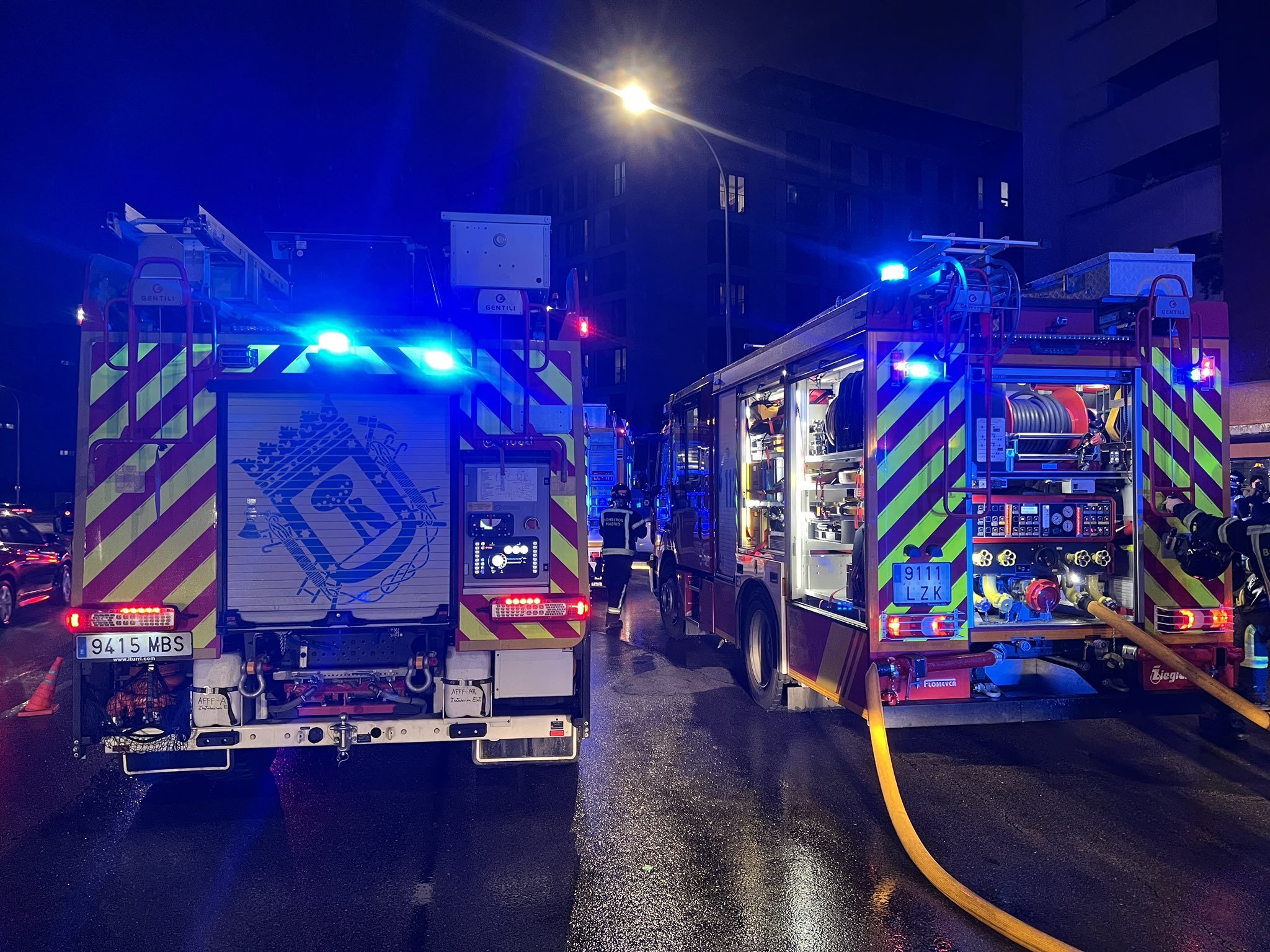 El fuego arrasa seis coches en una calle de Puente de Vallecas