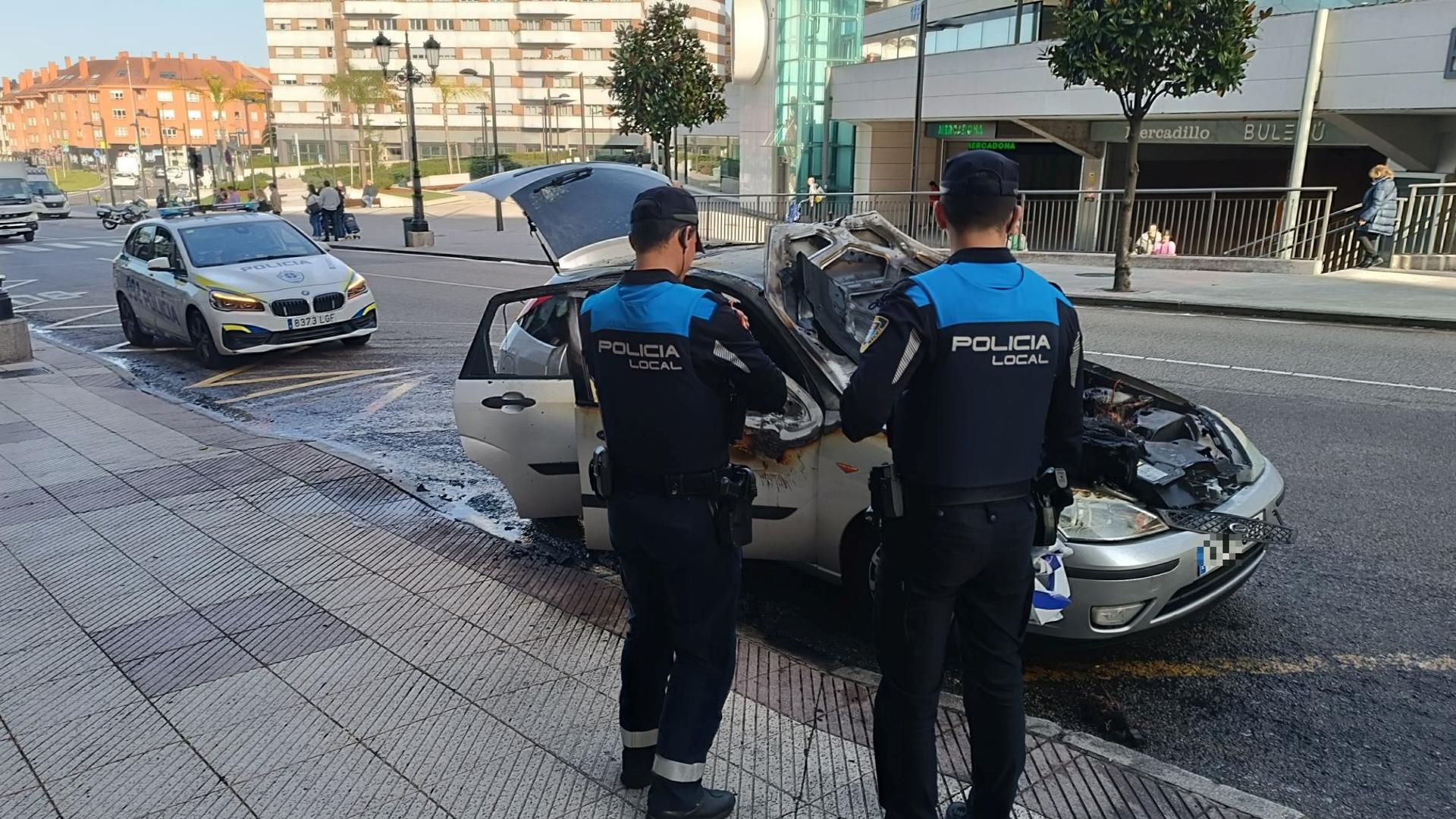 Seis incendios en vehículos en menos de tres horas mantienen ocupados a los bomberos de Oviedo
