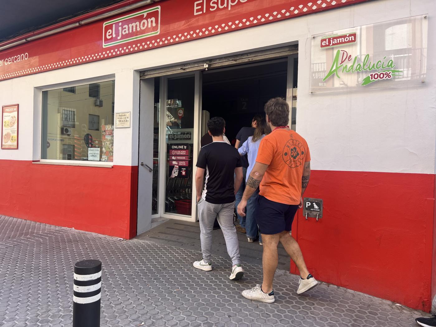 Sevilla se recupera tras fallo masivo en la red eléctrica, suspenden el servicio de transporte público y se generan fuertes retenciones de tráfico