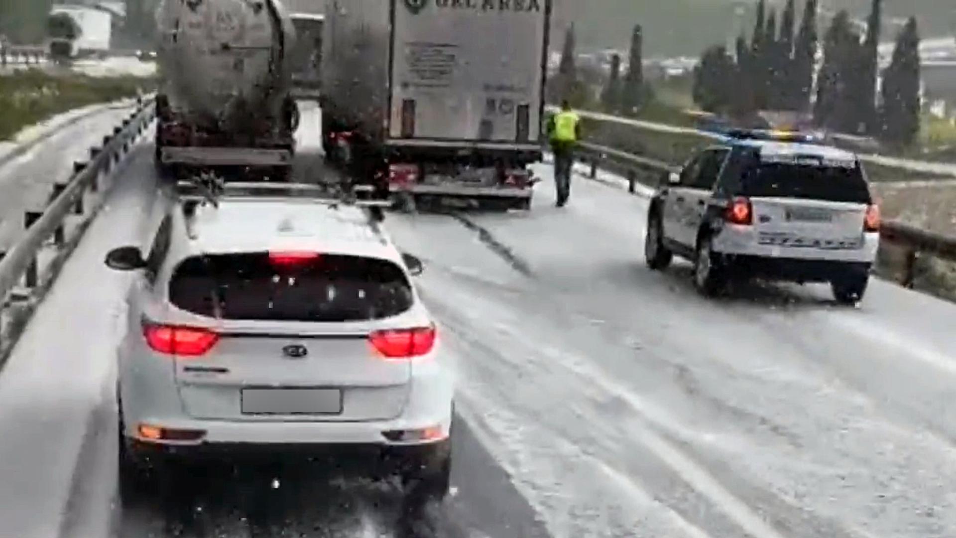 Cinco accidentes y dos heridos en el mismo punto de Burgos por el temporal