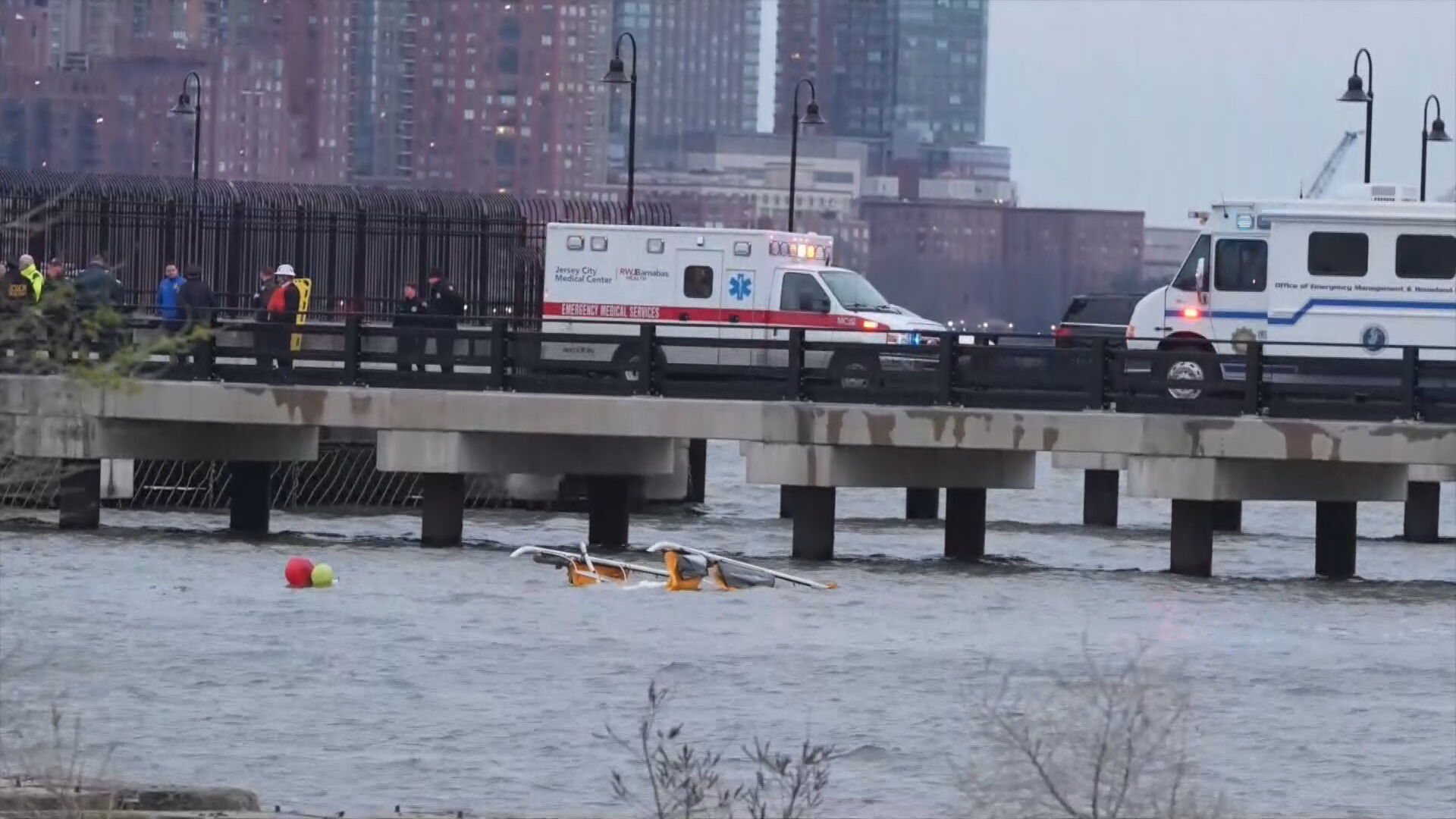 Cinco españoles mueren tras estrellarse un helicóptero turístico en el río Hudson de Nueva York