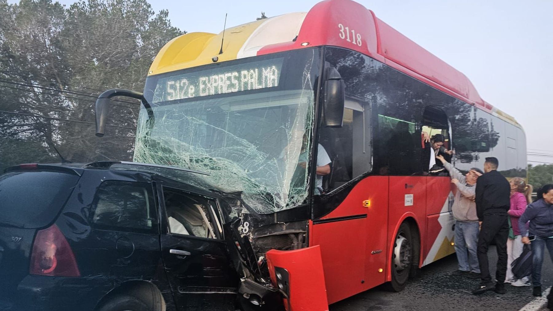 Un muerto y ocho heridos en un choque frontal entre un bus TIB y un coche en Portocolom