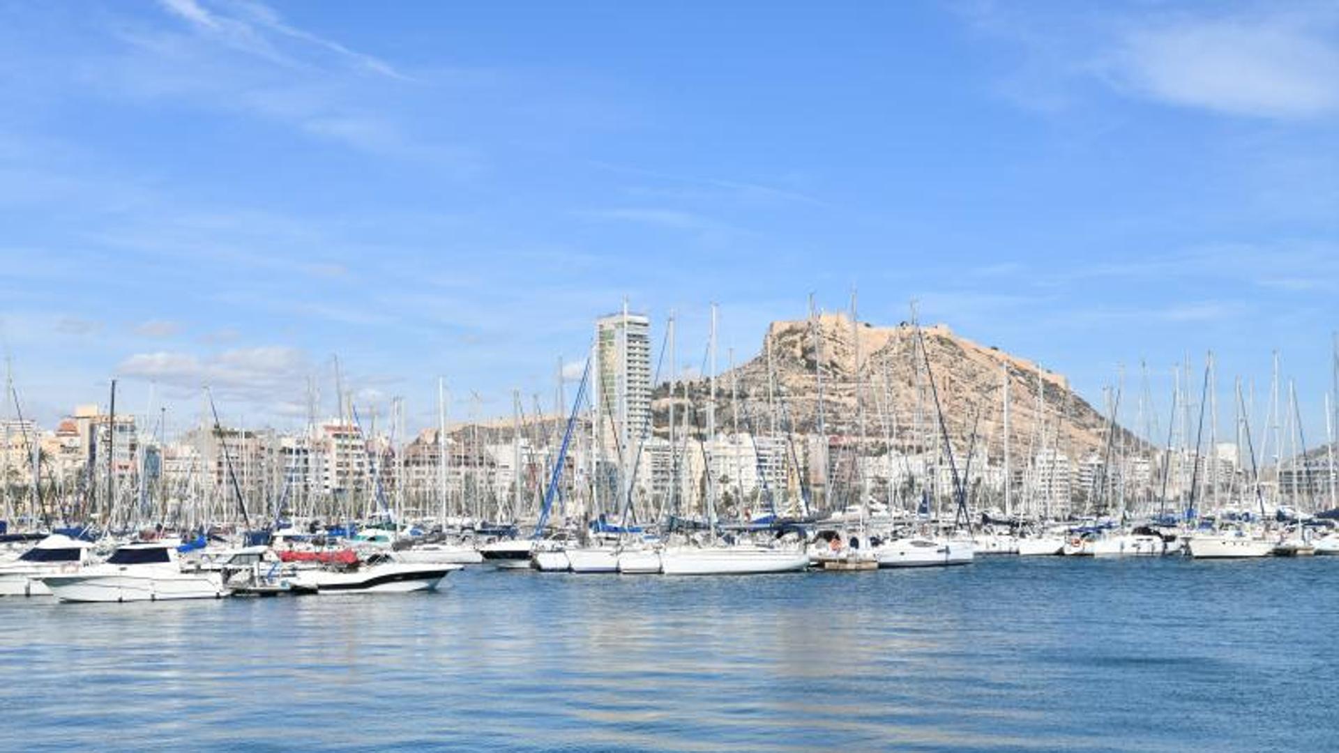 SUCESOS MUERTO PUERTO ALICANTE | Muere ahogado un turista belga tras sufrir un accidente en su yate en el puerto deportivo de Alicante