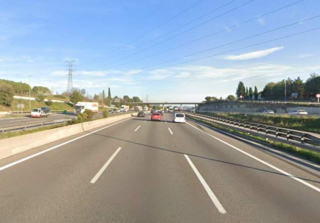 Trágico accidente en la AP-7: Un motorista fallece y su acompañante queda gravemente herida en Sant Cugat del Vallès