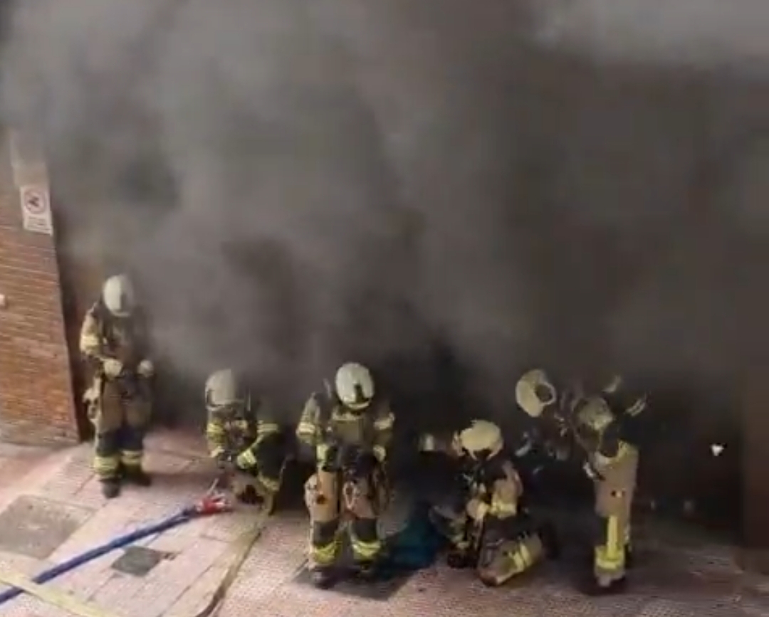 Trágico incendio en Alcorcón: Dos bomberos pierden la vida durante una intervención