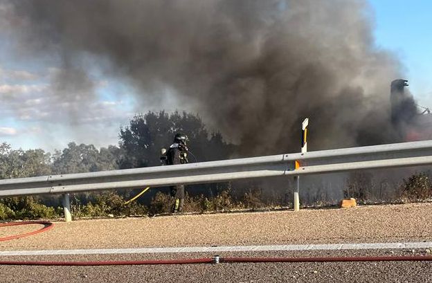 Los bomberos trabajan para sofocar las llamas en un vehículo. Imagen de archivo.