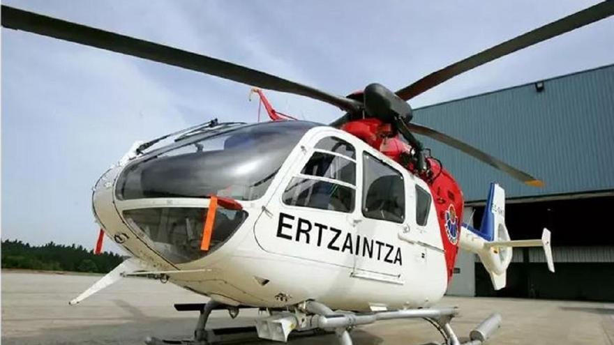 Un helicóptero de la Ertzaintza rescata a un montañero accidentado en las rocas del monte Jaizkibel