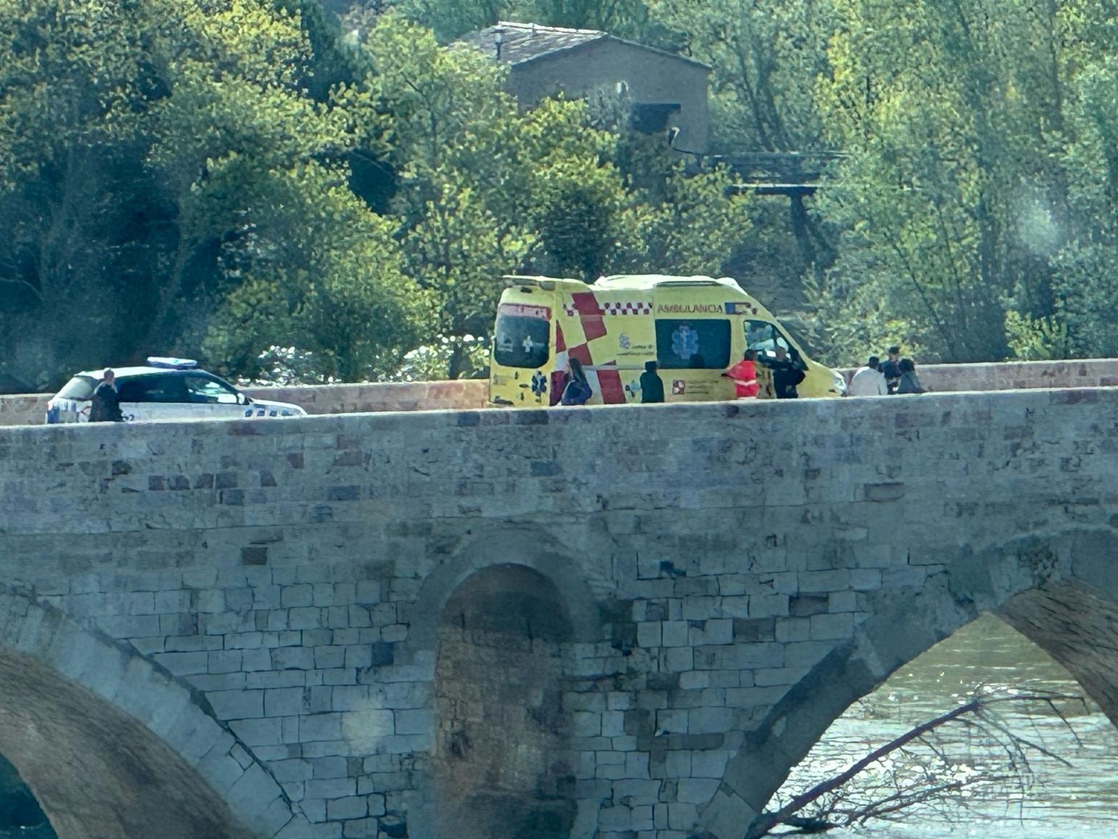 Una mujer sufre una caída en el Puente de Piedra de Zamora y requiere atención médica