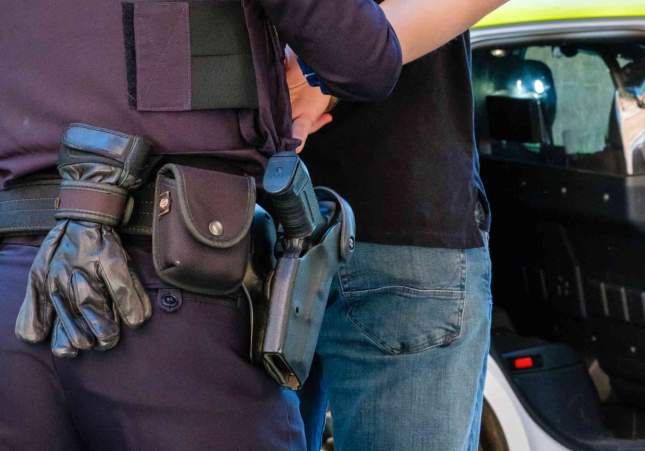 Valiente agente fuera de servicio detiene a ladrón en Barcelona y recupera valiosa joya robada