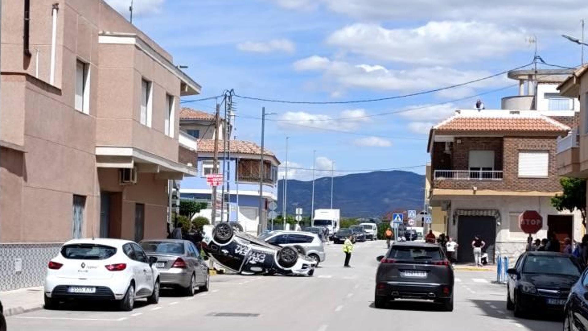 ACCIDENTE TRÁFICO ALICANTE | Choque brutal en un municipio de Alicante: un coche de la Policía Local vuelca en un accidente de tráfico