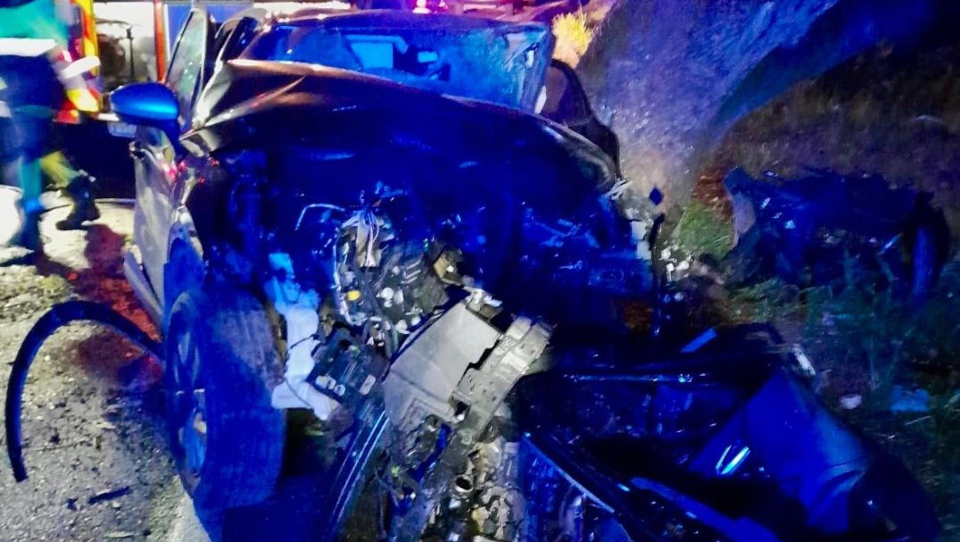 Aparatoso accidente de madrugada en Jimera de Líbar con una persona atrapada en el vehículo