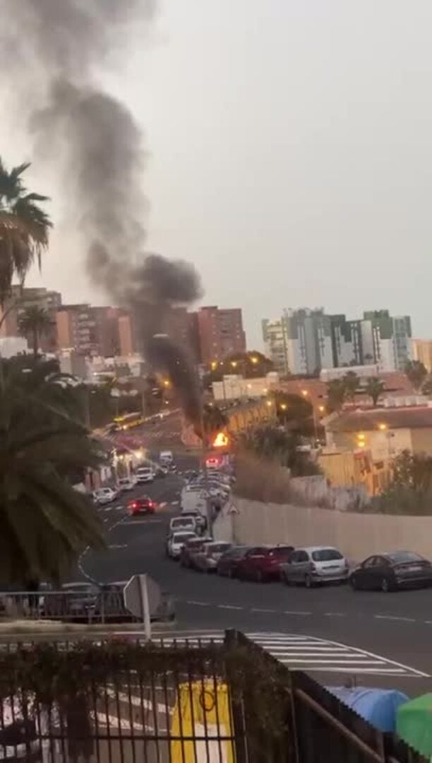 Violento incendio consume un vehículo en el corazón de La Paterna