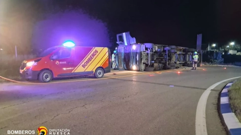 Un herido, al volcar un camión con carne entre Binéfar y Binaced