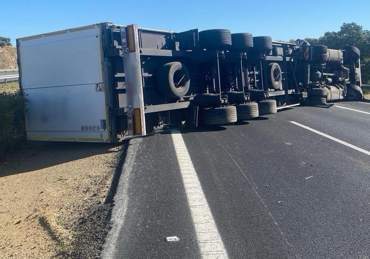 Cortan la A-66 a la altura de Riolobos por el vuelco de un camión que deja un herido leve