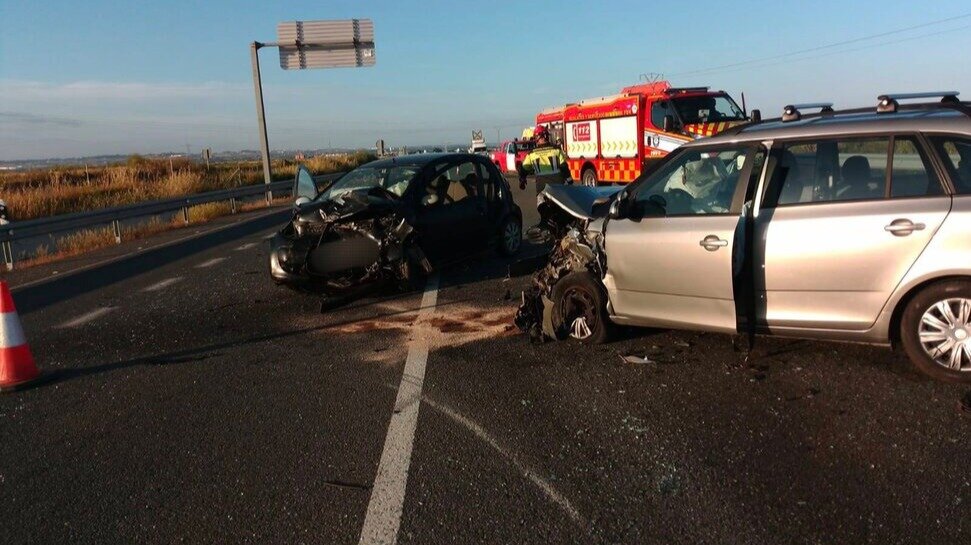 Varios heridos en un accidente en San Juan del Puerto: uno quedó atrapado en el coche