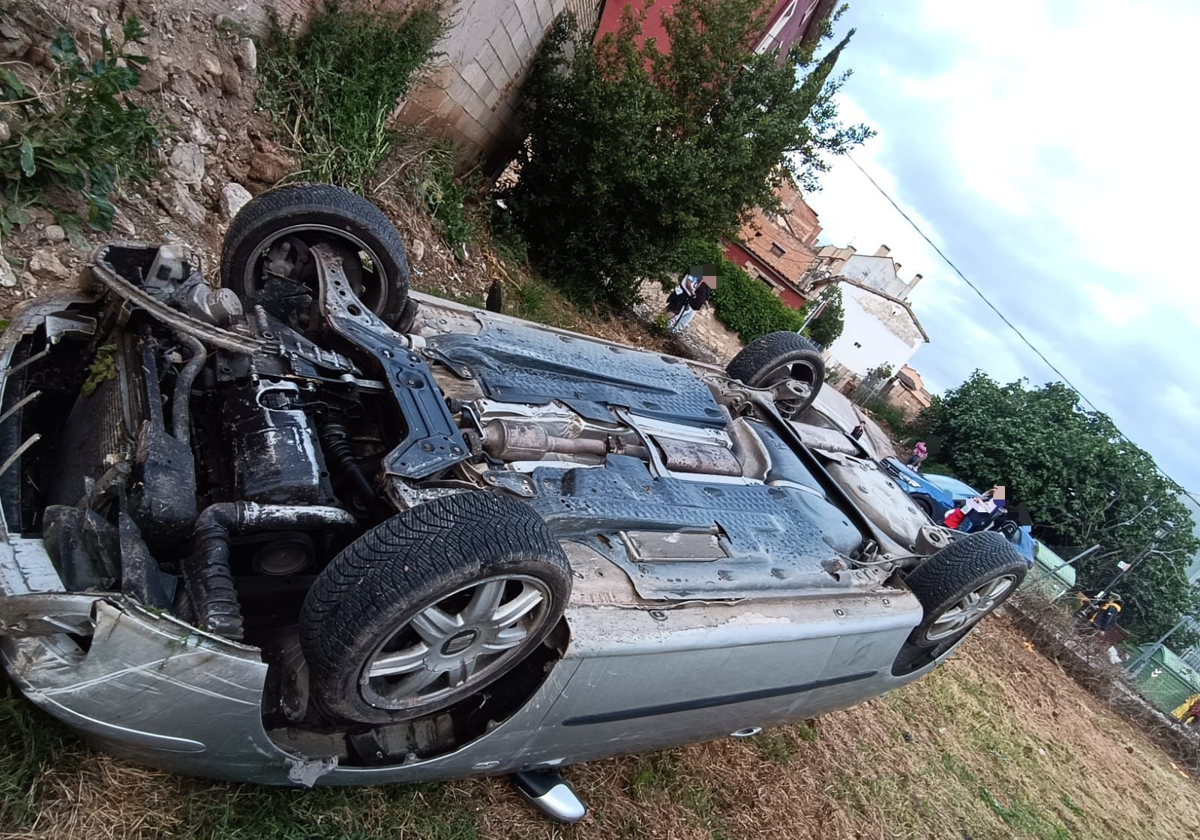 Vuelca un coche en el centro de Villamediana