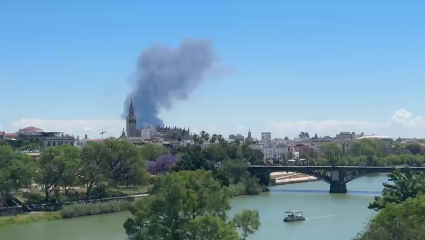 El incendio en la nave de productos químicos de Alcalá está controlado pero no extinguido