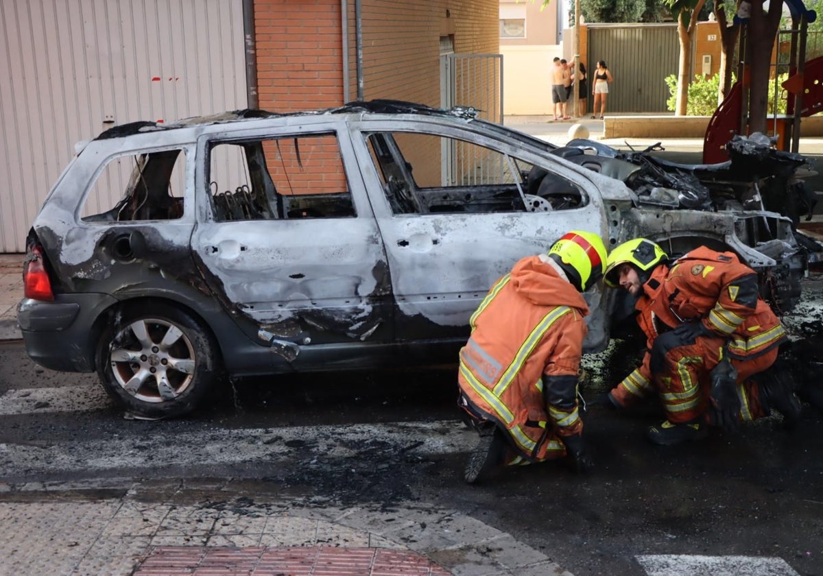 Un coche se incendia entre explosiones con una mujer y su hijo dentro en Torrent