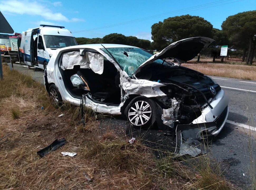 Grave accidente provoca tres heridos a la altura de Mazagón
