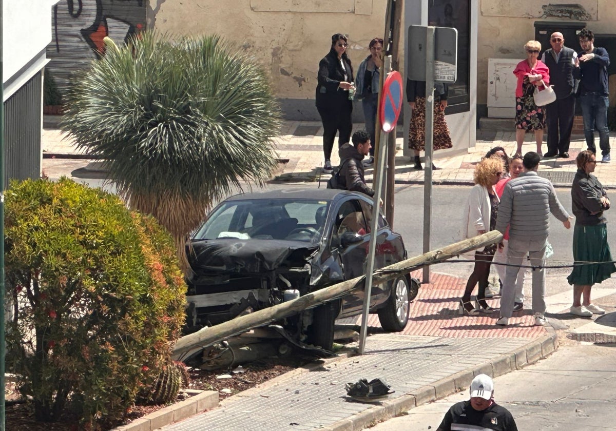 Accidente de tráfico en Pedregalejo deja sin luz a varias viviendas
