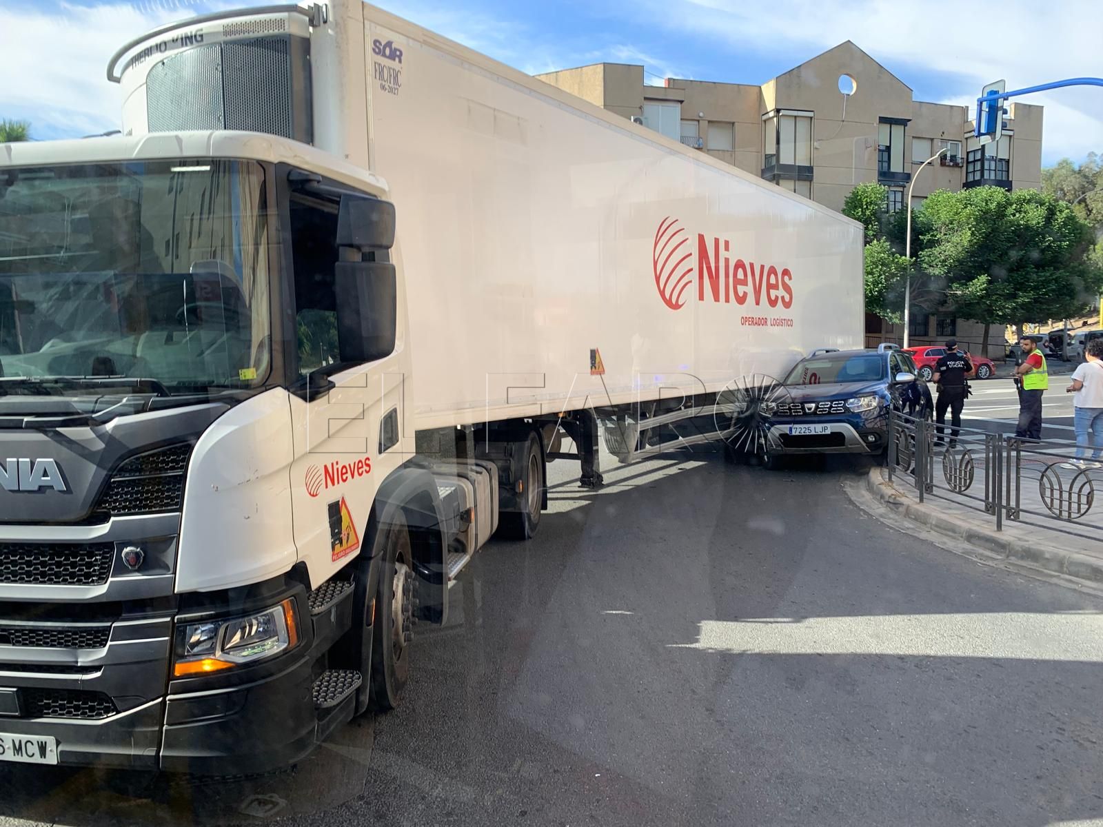 Accidente de tráfico en la Plaza de la Goleta: un camión colisiona con un todoterreno en una curva de Melilla