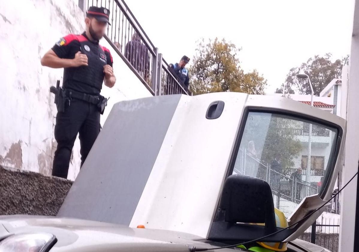 Accidente en Teror: conductor resulta herido al salirse de la vía y colisionar contra un centro de salud