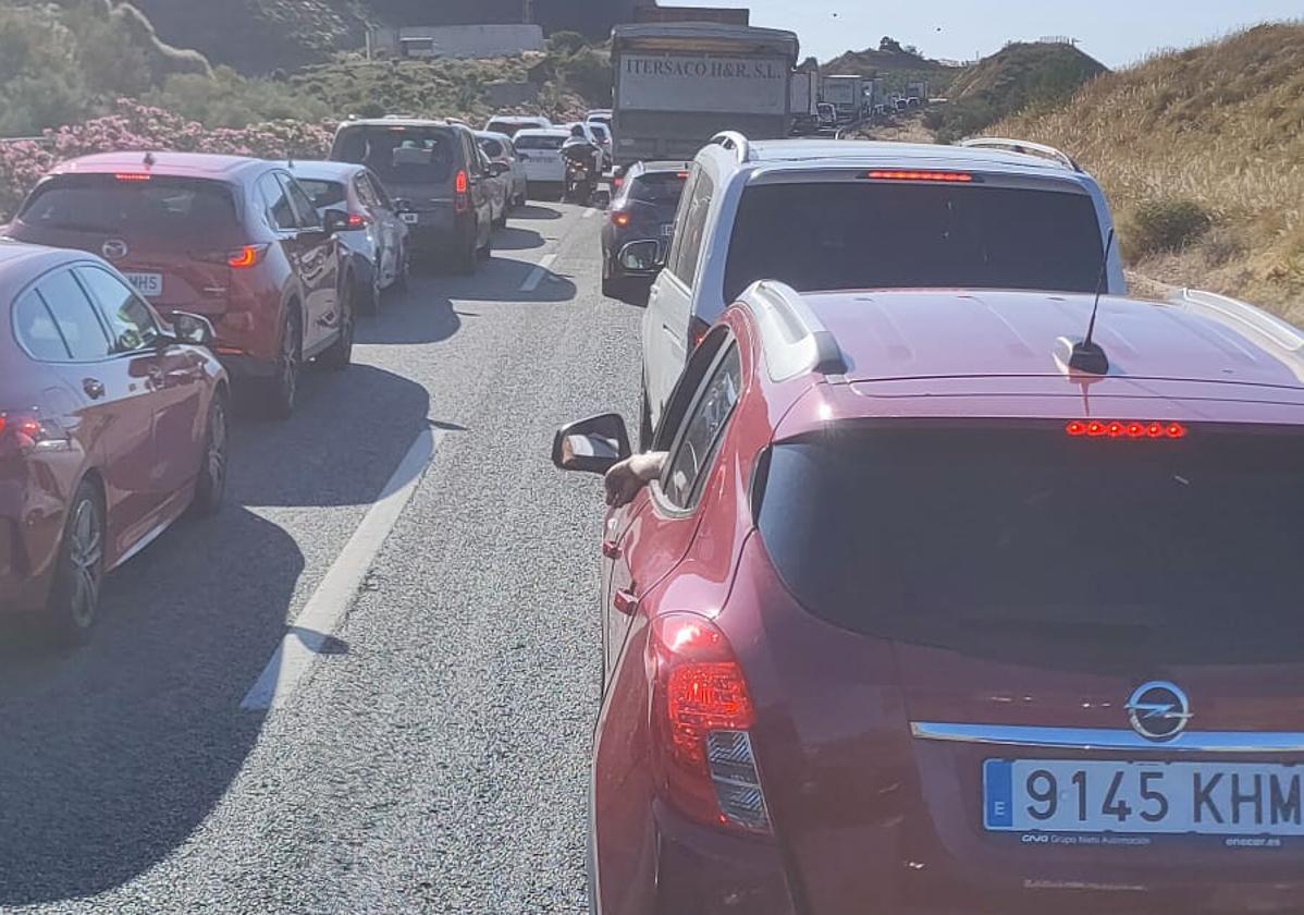Un choque entre dos turismos en la A-7 a la altura de Vélez-Málaga deja varios heridos y tres kilómetros de atascos